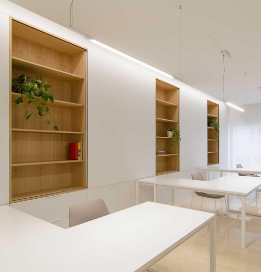 Reduce stress in the office thanks to the veneered panels.