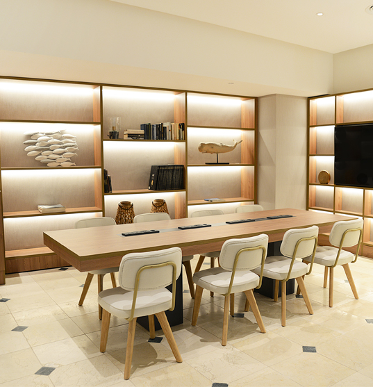 Le design Fibraplast Castaño Rialto a été choisi pour le revêtement et l'ameublement des chambres et des espaces communs.