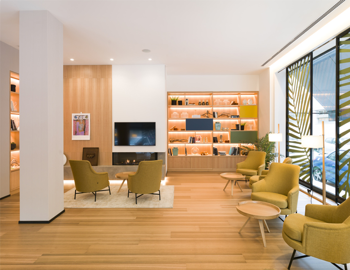 Fimanatur Eucalipto a été utilisé pour le mobilier et le revêtement vertical des espaces communs, du restaurant et des chambres.
