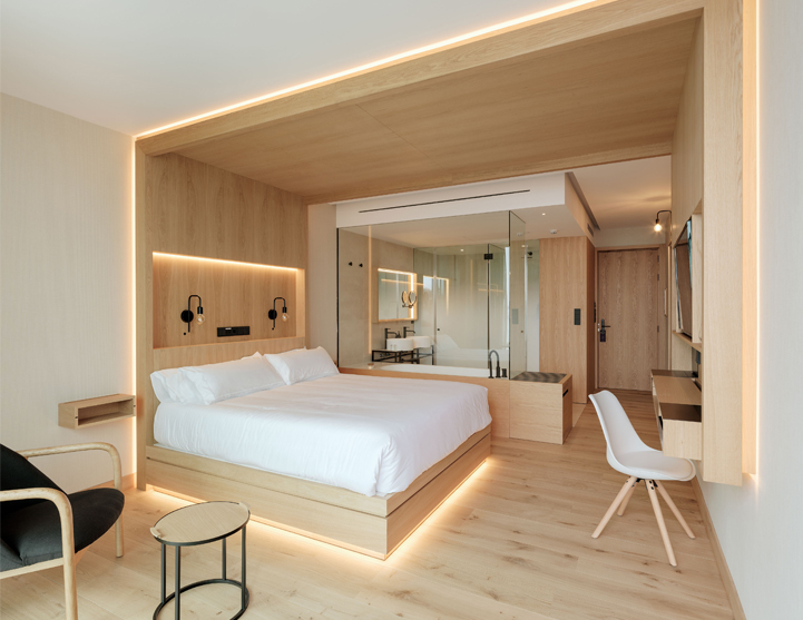 Sinaldaba Arquitectura heeft Fimanatur Roble in halve figuren gekozen voor de wandbekleding, de hoofdeinden en het meubilair in de kamers van het Noa Boutique Hotel, een project dat is uitgevoerd door Grupo Malasa.