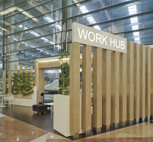 Un soffitto in legno per rendere più umano un centro commerciale Vialia.