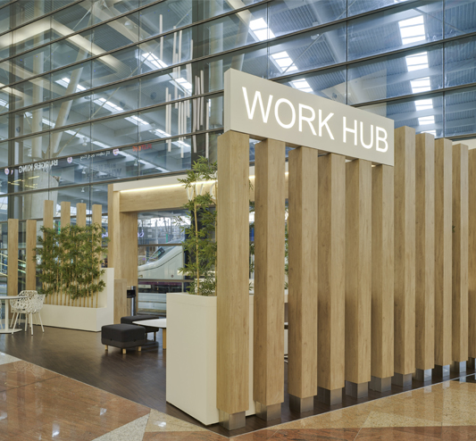 Un plafond en bois pour humaniser le centre commercial Vialia.